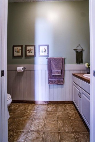 109 Derochie Drive, Claresholm, AB - Indoor Photo Showing Bathroom