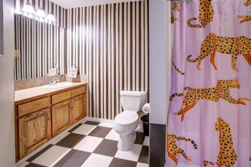 109 Derochie Drive, Claresholm, AB - Indoor Photo Showing Bathroom