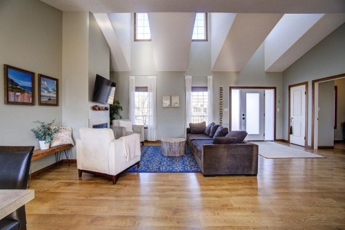 109 Derochie Drive, Claresholm, AB - Indoor Photo Showing Living Room