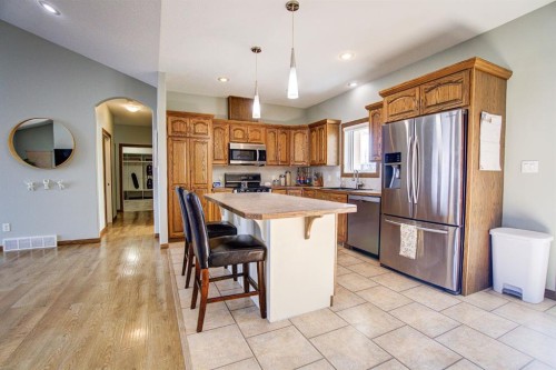 109 Derochie Drive, Claresholm, AB - Indoor Photo Showing Kitchen