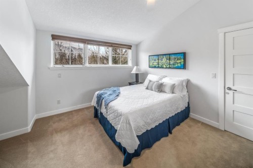 1-105 Rundle Drive, Canmore, AB - Indoor Photo Showing Bedroom