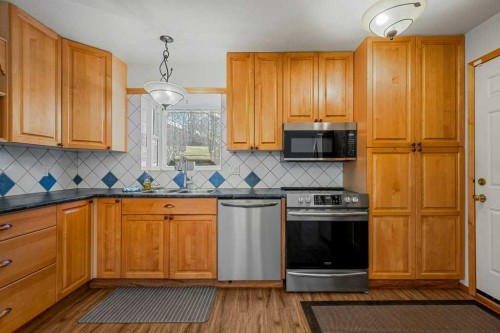 36 Doverthorn Place Se, Calgary, AB - Indoor Photo Showing Kitchen