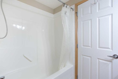 236-15 Everstone Drive Sw, Calgary, AB - Indoor Photo Showing Bathroom