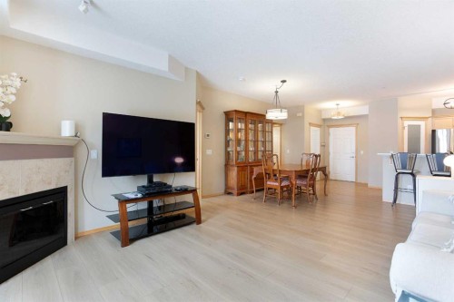 236-15 Everstone Drive Sw, Calgary, AB - Indoor Photo Showing Living Room