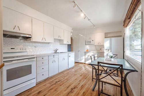 6507 34 Avenue Nw, Calgary, AB - Indoor Photo Showing Kitchen