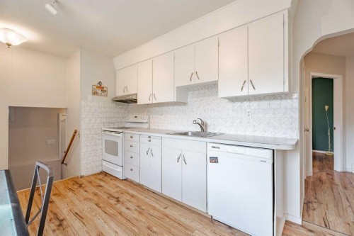 6507 34 Avenue Nw, Calgary, AB - Indoor Photo Showing Kitchen