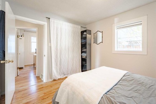 6507 34 Avenue Nw, Calgary, AB - Indoor Photo Showing Bedroom