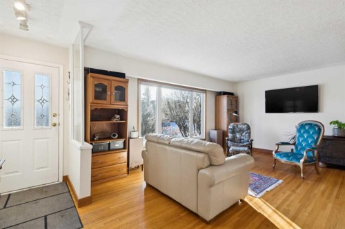 35 45 Street Sw, Calgary, AB - Indoor Photo Showing Living Room