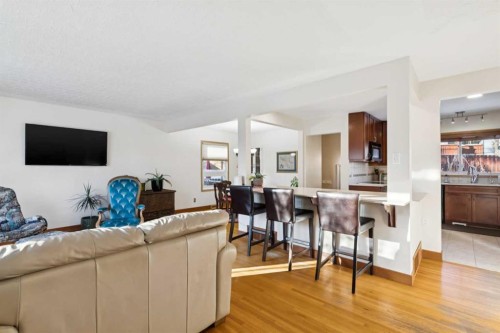 35 45 Street Sw, Calgary, AB - Indoor Photo Showing Living Room