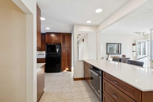 35 45 Street Sw, Calgary, AB - Indoor Photo Showing Kitchen