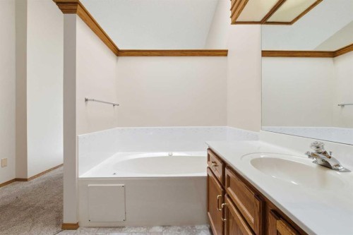 135 Hamptons Park Nw, Calgary, AB - Indoor Photo Showing Bathroom
