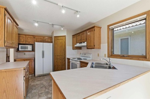 135 Hamptons Park Nw, Calgary, AB - Indoor Photo Showing Kitchen With Double Sink