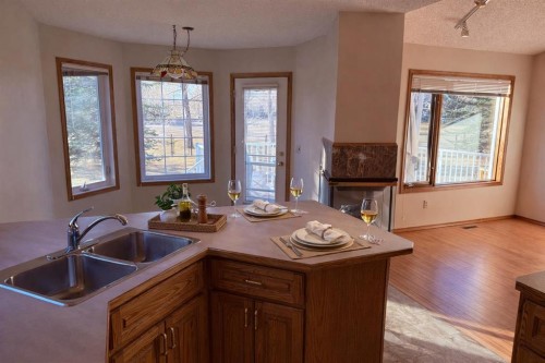 135 Hamptons Park Nw, Calgary, AB - Indoor Photo Showing Kitchen With Double Sink