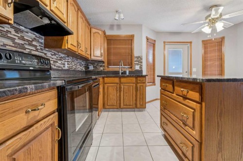 7117 California Boulevard Ne, Calgary, AB - Indoor Photo Showing Kitchen With Double Sink
