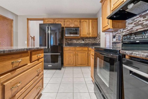 7117 California Boulevard Ne, Calgary, AB - Indoor Photo Showing Kitchen