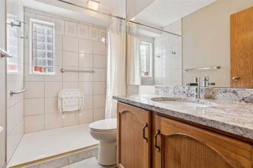 7117 California Boulevard Ne, Calgary, AB - Indoor Photo Showing Bathroom