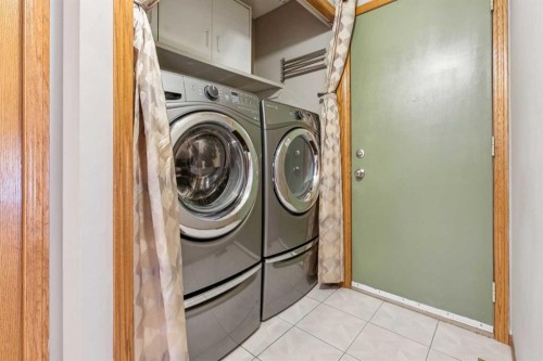 7117 California Boulevard Ne, Calgary, AB - Indoor Photo Showing Laundry Room