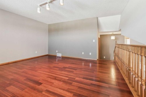7117 California Boulevard Ne, Calgary, AB - Indoor Photo Showing Other Room