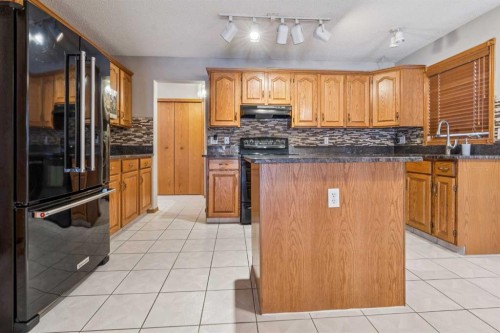7117 California Boulevard Ne, Calgary, AB - Indoor Photo Showing Kitchen