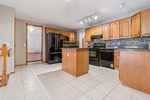 7117 California Boulevard Ne, Calgary, AB - Indoor Photo Showing Kitchen