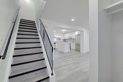 404 Pinehill Road Ne, Calgary, AB - Indoor Photo Showing Other Room