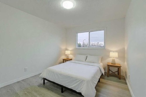 404 Pinehill Road Ne, Calgary, AB - Indoor Photo Showing Bedroom