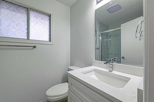 404 Pinehill Road Ne, Calgary, AB - Indoor Photo Showing Bathroom