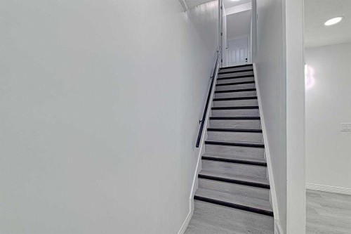 404 Pinehill Road Ne, Calgary, AB - Indoor Photo Showing Other Room