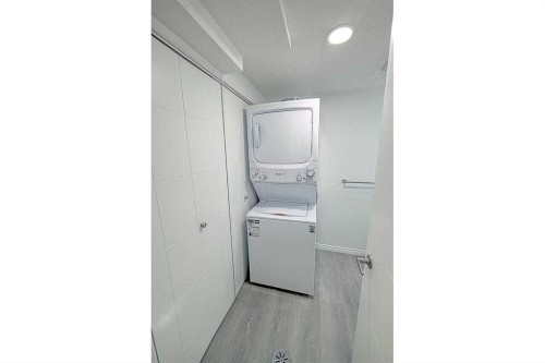 404 Pinehill Road Ne, Calgary, AB - Indoor Photo Showing Laundry Room