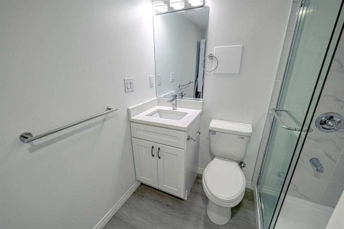 404 Pinehill Road Ne, Calgary, AB - Indoor Photo Showing Bathroom