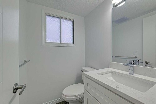 404 Pinehill Road Ne, Calgary, AB - Indoor Photo Showing Bathroom