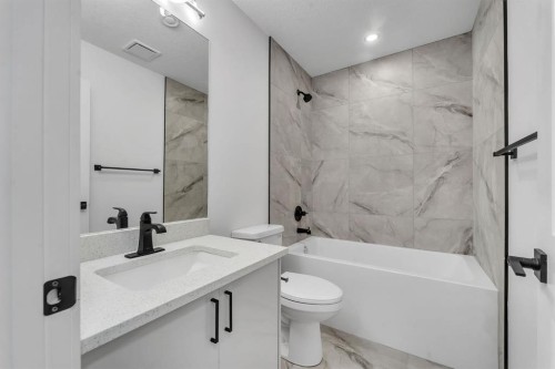 24 Corner Glen Green Ne, Calgary, AB - Indoor Photo Showing Bathroom
