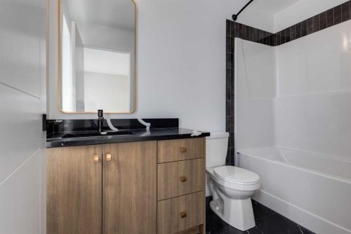 7189 Rangeview Avenue Se, Calgary, AB - Indoor Photo Showing Bathroom