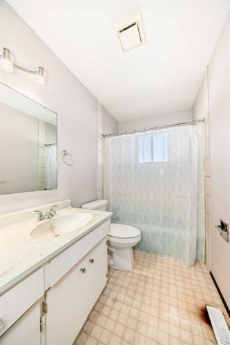244 Huntridge Road Ne, Calgary, AB - Indoor Photo Showing Bathroom