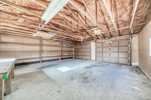 244 Huntridge Road Ne, Calgary, AB - Indoor Photo Showing Garage