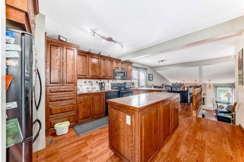 22 Glenhill Drive, Cochrane, AB - Indoor Photo Showing Kitchen