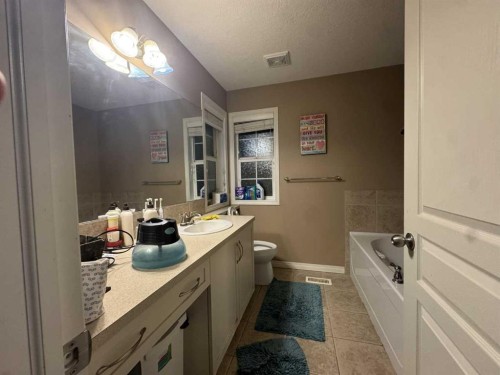 2105 New Brighton Gardens Se, Calgary, AB - Indoor Photo Showing Bathroom