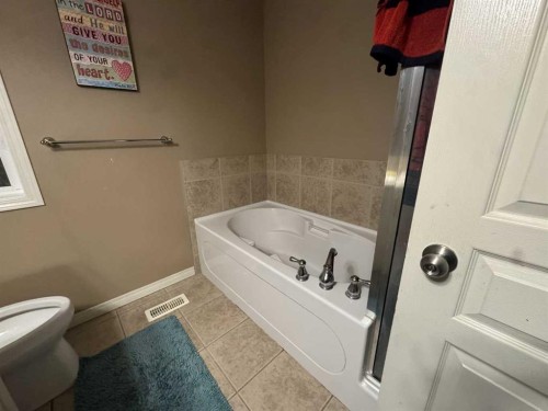 2105 New Brighton Gardens Se, Calgary, AB - Indoor Photo Showing Bathroom