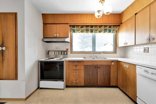1483 Northmount Drive Nw, Calgary, AB - Indoor Photo Showing Kitchen