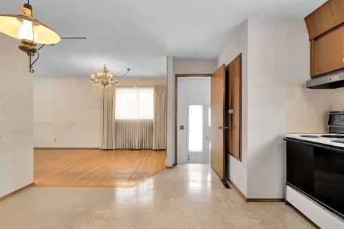 1483 Northmount Drive Nw, Calgary, AB - Indoor Photo Showing Kitchen