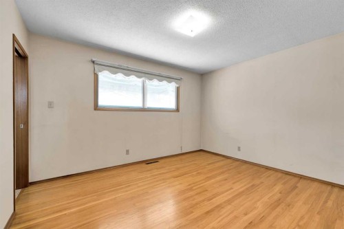 1483 Northmount Drive Nw, Calgary, AB - Indoor Photo Showing Other Room
