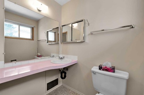 1483 Northmount Drive Nw, Calgary, AB - Indoor Photo Showing Bathroom