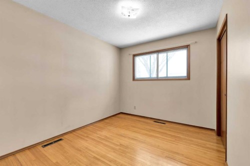 1483 Northmount Drive Nw, Calgary, AB - Indoor Photo Showing Other Room