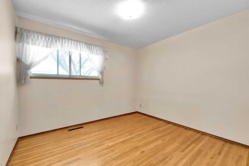 1483 Northmount Drive Nw, Calgary, AB - Indoor Photo Showing Other Room