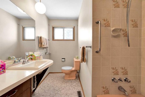 1483 Northmount Drive Nw, Calgary, AB - Indoor Photo Showing Bathroom