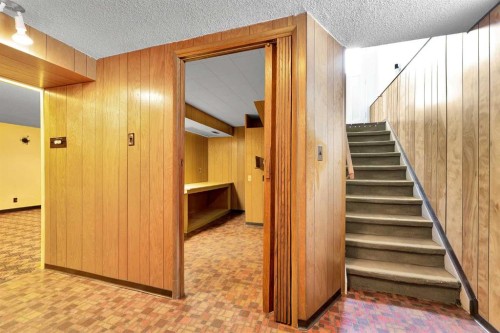 1483 Northmount Drive Nw, Calgary, AB - Indoor Photo Showing Other Room