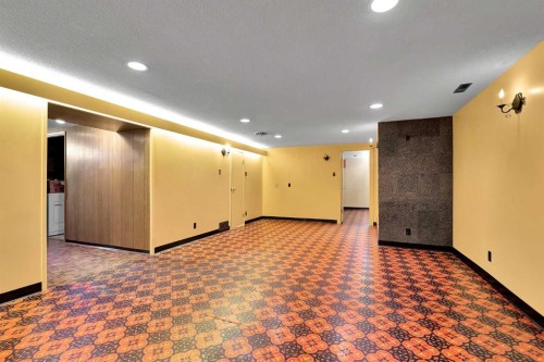 1483 Northmount Drive Nw, Calgary, AB - Indoor Photo Showing Other Room