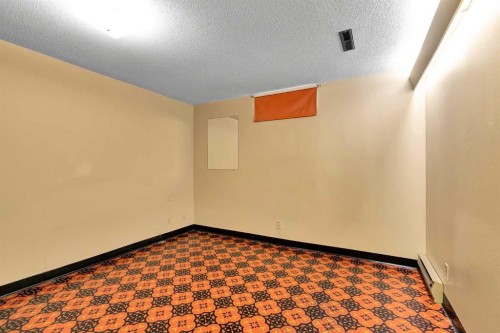 1483 Northmount Drive Nw, Calgary, AB - Indoor Photo Showing Other Room