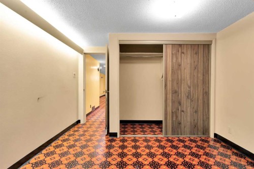 1483 Northmount Drive Nw, Calgary, AB - Indoor Photo Showing Other Room