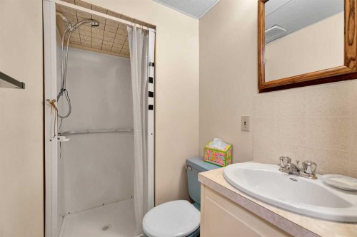 1483 Northmount Drive Nw, Calgary, AB - Indoor Photo Showing Bathroom